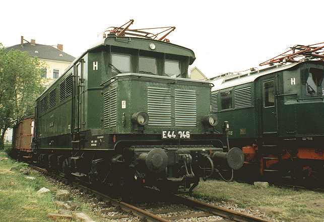  E 44 046